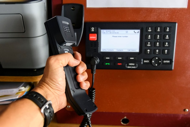 Foto navigatiebedieningspaneel en marifoon met handradio communicatie op zee werken aan de scheepsbrug