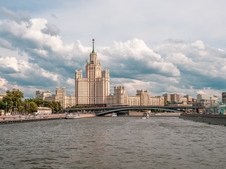 Судоходство по Москве-реке. Прекрасный вид на Москву. Арочный мост через Москву-реку. Россия.