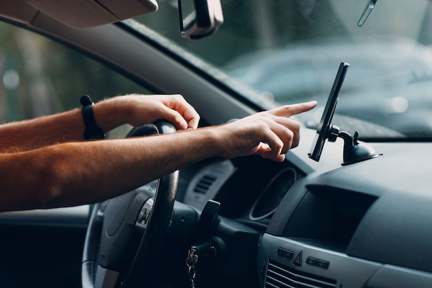 Navigator in auto voertuig vervoer forens. bestuurder die de navigatieapp voor mobiele telefoons gebruikt tijdens het autorijden