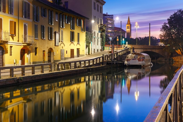 Naviglio Grande-kanaal bij zonsopgang in Milaan, Lombardije, Italië