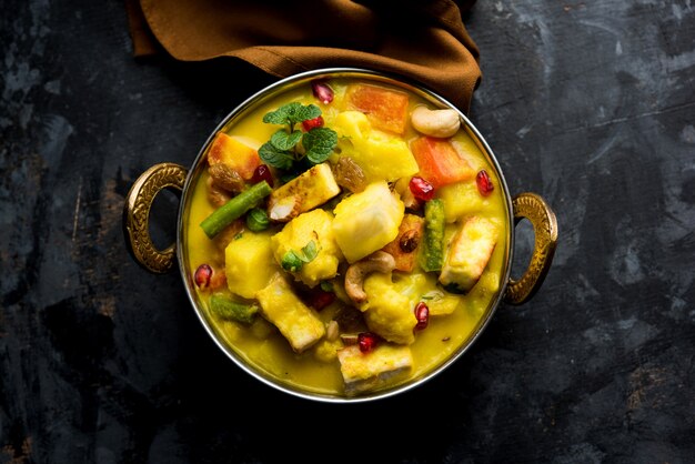 Navratan Korma is een rijk romig en smaakvol Mughlai-gerecht uit India dat zich letterlijk vertaalt naar negen edelstenen curry De edelstenen zijn de fruitgroenten en noten waaruit de curry bestaat
