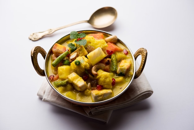 Il navratan korma è un piatto mughlai ricco e cremoso dall'india che letteralmente si traduce in curry di nove gemme le gemme sono la frutta verdura e noci che compongono il curry