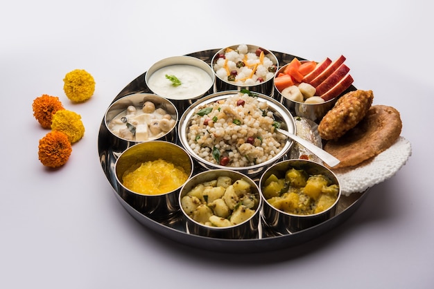 Navratri Upwas Thali / Fasting food-schotel, selectieve focus