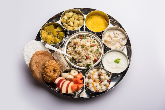 Navratri Upwas Thali / Fasting food-schotel, selectieve focus