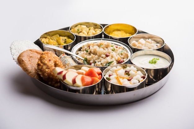 Navratri Upwas Thali / Fasting food-schotel, selectieve focus