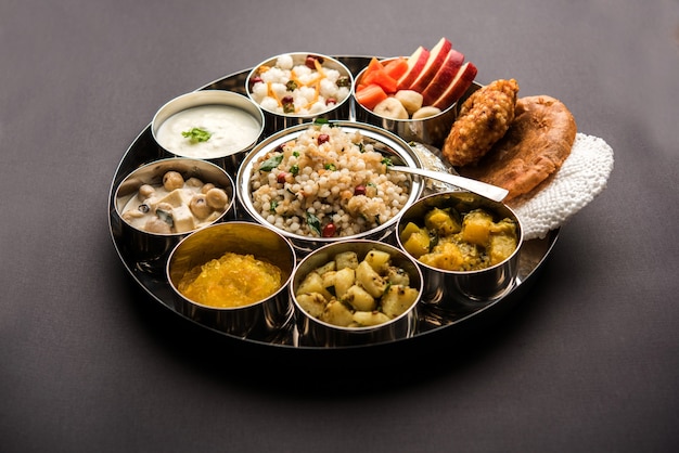 Navratri Upwas Thali / Fasting food-schotel, selectieve focus