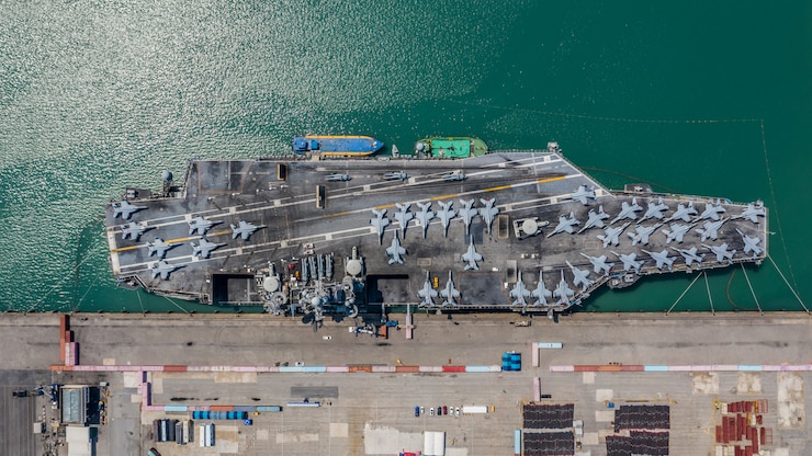 Photo navy nuclear aircraft carrier, military navy ship carrier full loading fighter jet aircraft, aerial view.