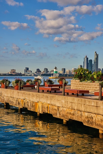 Navy Pier in Chicago met uitzicht op de skyline