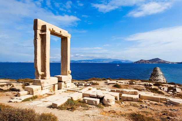 Photo naxos portara or apollo temple entrance gate on palatia island near naxos island in greece