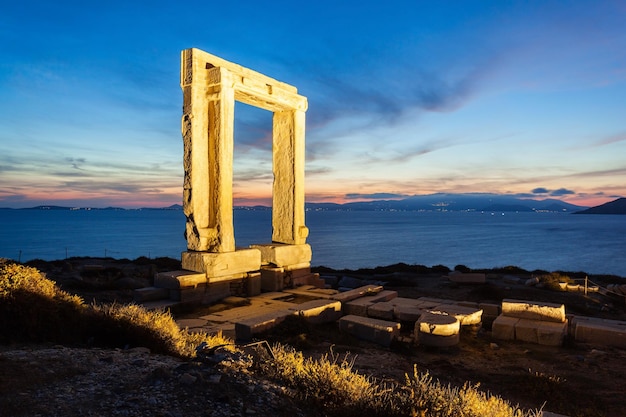 Naxos Portara of Apollo Temple-ingangspoort op Palatia-eiland dichtbij Naxos-eiland in Griekenland bij nacht