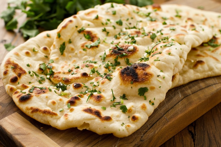 Photo ndian garlic naan bread on wooden