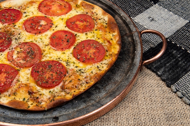 Pizza napoletana brasiliana con mozzarella e fette di pomodoro con origano, vista dall'alto