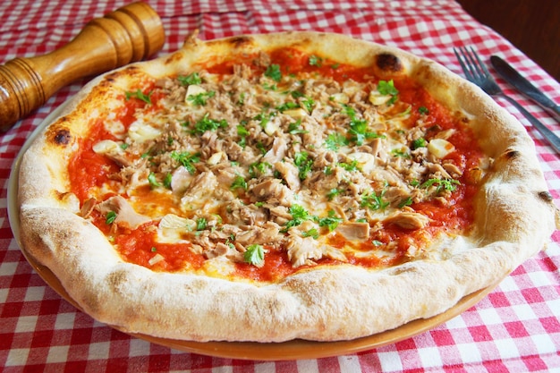 Неаполитанская пицца с сыром моцарелла, тунцом, луком и оливками. Настоящий итальянский рецепт.