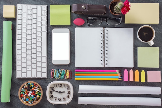 Photo neat desk with items