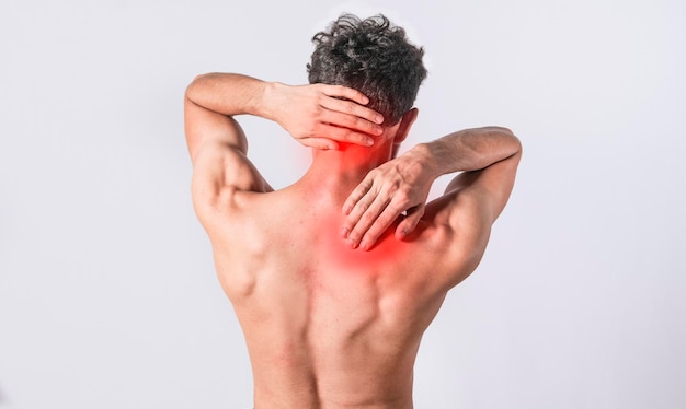 首と背中の痛みの概念首と背中の筋肉の痛みを持つ男首と背中の痛みを持つ男のクローズアップ孤立した背景に筋肉の痛みを持つ男