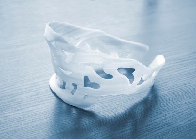 Foto protesi di corsetto a stecca per collo, langette stampata su una stampante d da un'ortesi medica in plastica fusa