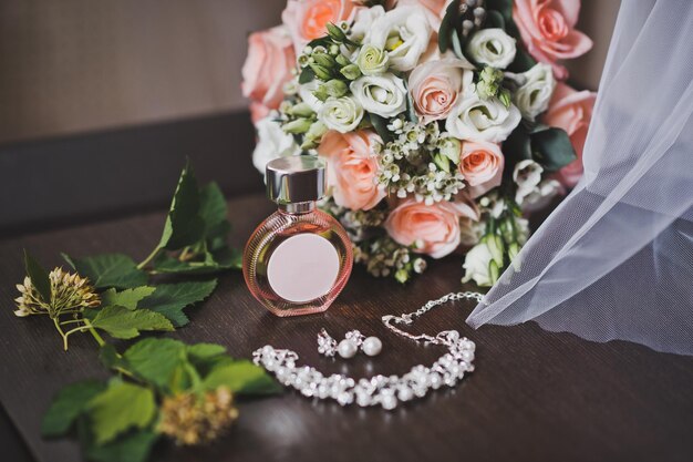 Photo a necklace and a bouquet of flowers on the table 710