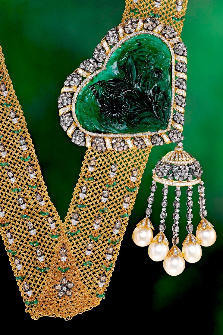 फोटो a necklace with green and white diamonds and a large green pendant.