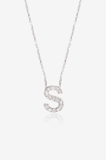 Photo a necklace with a letter s on it that is silver