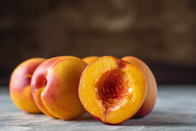 Nectarine of perzik zoet fruit natuurlijk dessert snoep maaltijd snack op tafel kopieer ruimte eten