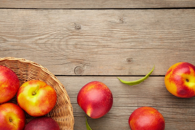 Photo nectarines in a basket on grey background