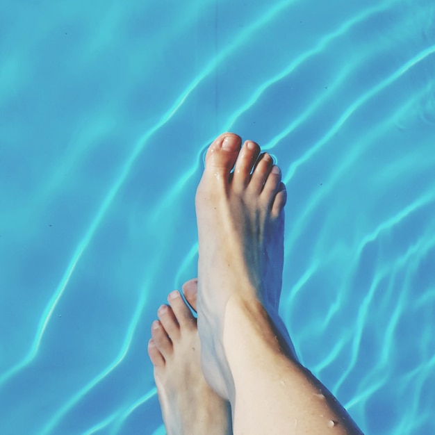 Nederig deel van de benen in het water