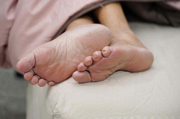 Nederig deel van de persoon op het bed