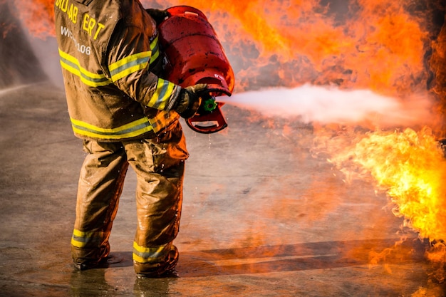 Nederig gedeelte van brandweerman die brandblusser bespuit