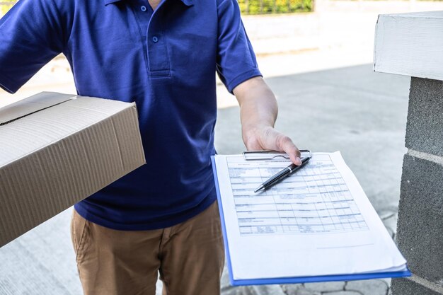 Nederig gedeelte van de man die op het boek staat