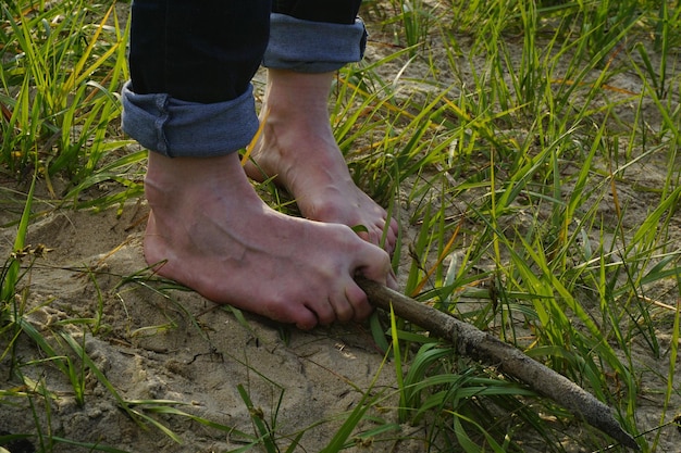 Foto nederig gedeelte van de man die op het land staat