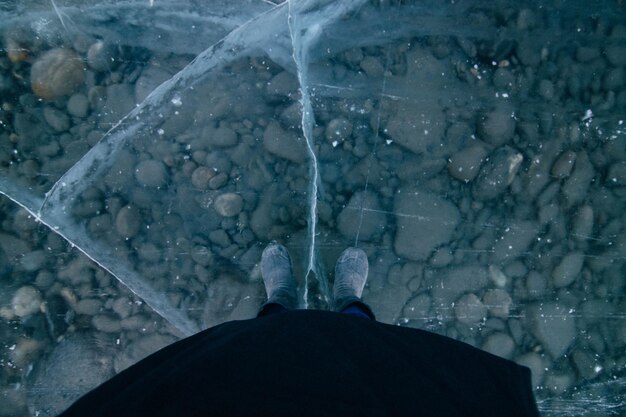 Foto nederig gedeelte van de man op bevroren water