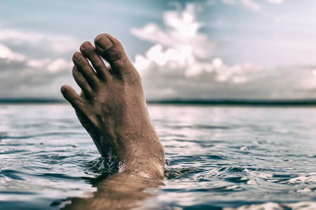 Nederig gedeelte van de persoon in de zee