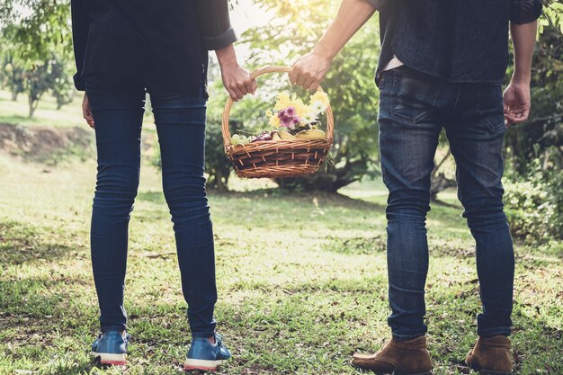 Nederig gedeelte van een echtpaar met bloemen in een mandje