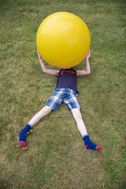 Nederig gedeelte van een kind dat op het veld speelt