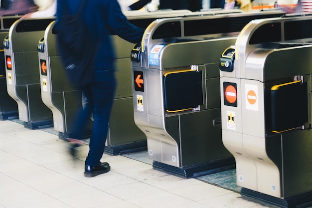 Foto nederig gedeelte van een man die bij de ingang van de roltrap op het station staat