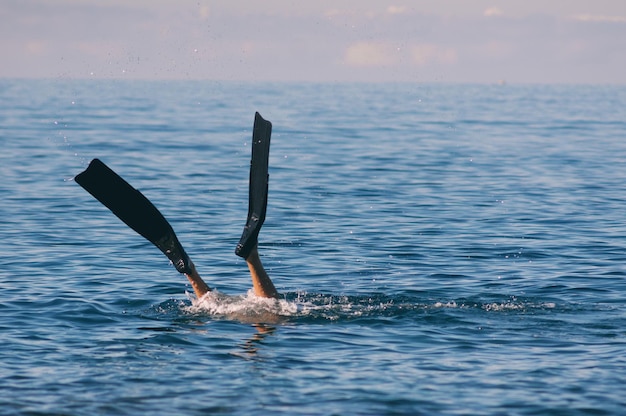 Nederig gedeelte van een man die in de zee zwemt