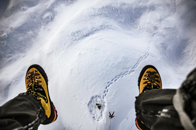 Nederig gedeelte van een man die in een skilift zit