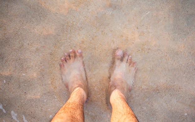 Nederig gedeelte van een man die in het water staat