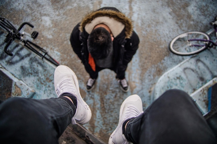 Foto nederig gedeelte van een man die met een hond staat