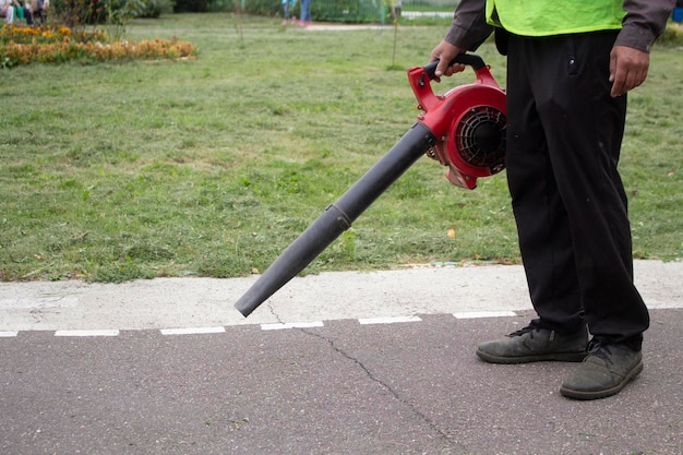 Foto nederig gedeelte van een man die met een paraplu speelt