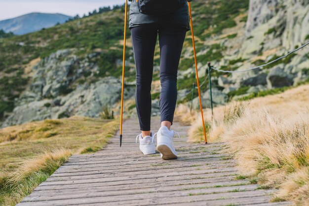 Foto nederig gedeelte van een man die op de promenade loopt