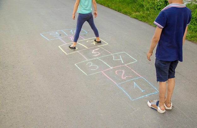 Foto nederig gedeelte van een man die op de weg loopt