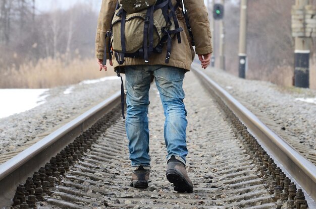 Foto nederig gedeelte van een man die op een spoor loopt