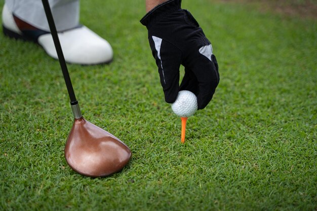 Foto nederig gedeelte van een persoon die golf speelt