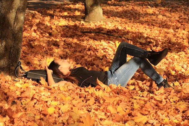 Foto nederig gedeelte van een persoon die in de herfst op een boom ontspant