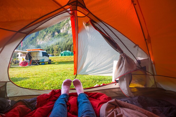 Foto nederig gedeelte van een persoon die in een tent ligt
