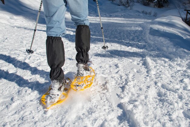 Foto nederig gedeelte van een persoon die op sneeuw staat