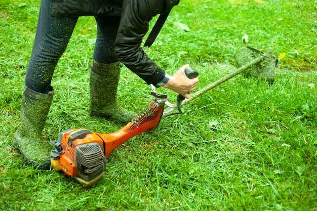 Nederig gedeelte van een persoon die schoenen draagt op het land