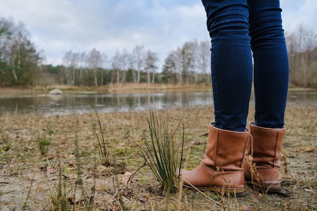 Foto nederig gedeelte van een vrouw die bij het meer staat