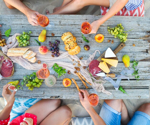 Foto nederig gedeelte van een vrouw die eten bereidt